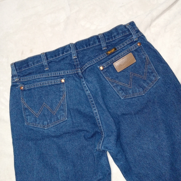 Wrangler Like New 100% Cotton Relaxed Fit Straight Leg Denim Jeans size 34X30 - Picture 2 of 8